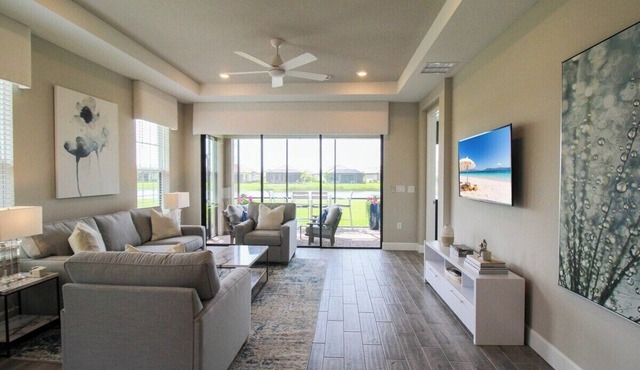 Bright and airy waterfront villa in the Esplanade - Golf Course Access - Sunny Retreat