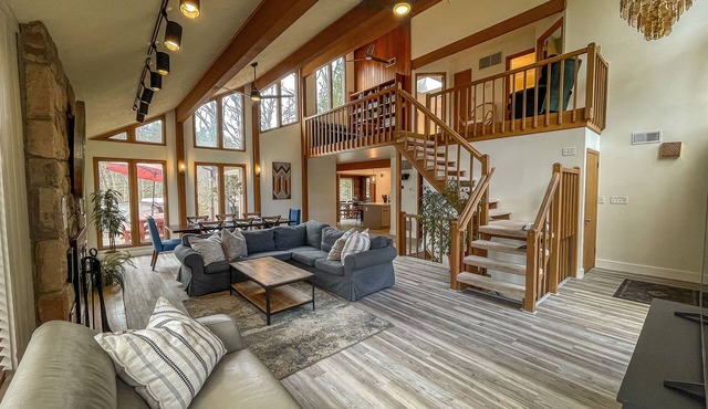 Bright and Beautiful - 8 person Jacuzzi, fireplace, wifi, fully stocked kitchen