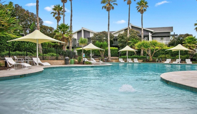 Bright and Beautiful Apt - Magenta Shores easy access to beach, pools and restaurants