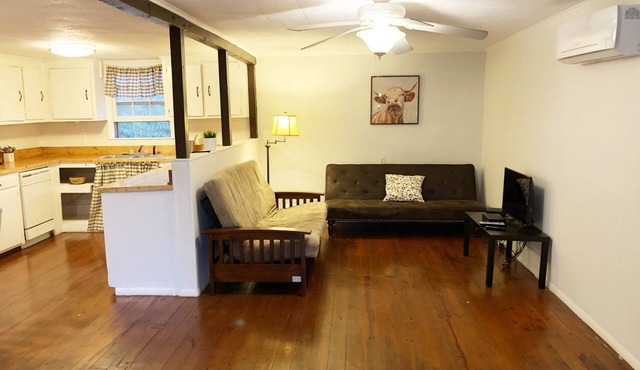 Bright and beautiful Cottage near Spartanburg , Tryon Intl Eq Center, Asheville.
