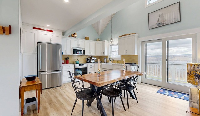 Bright and beautiful lake view home w/deck, grill & games room