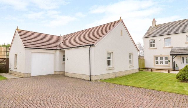 BRIGHT AND BEAUTIFUL, pet friendly, country holiday cottage in Ayr