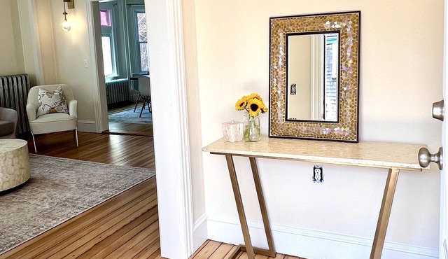 Bright and Beautiful! Two parking spaces, walk to restaurants and Thames!