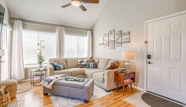 Bright and beautifully updated loft condo-GREAT Amenities-30 night min!