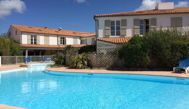 Bright and charming duplex apartment in pool residence, 100m from the beach