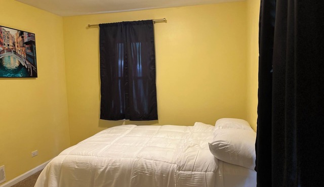 Bright and Charming 4-bedroom house with AC and WiFi in lovely Lansing