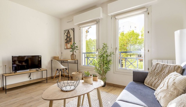 Bright and charming studio next to the tram