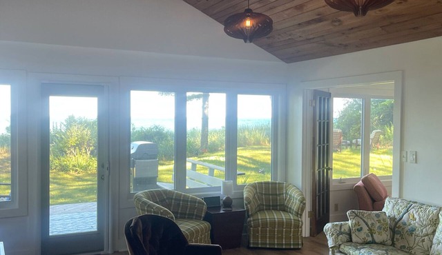 Bright and Cheerful Lake Front Beach Cottage