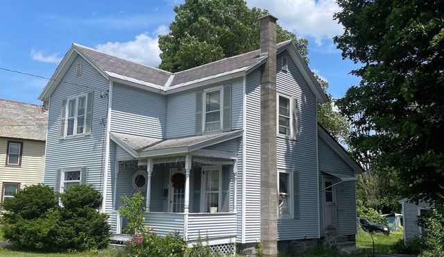 Bright and Cheery 3 Bedroom Home w/Wifi and Laundry