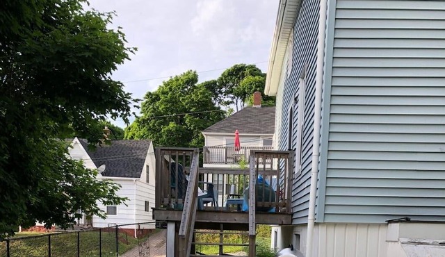 Bright and cheery historic home - walkable neighbourhood & short drive to beach!