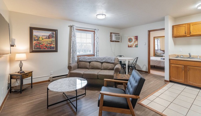Bright and Cheery one bedroom apartment in Albright Glen