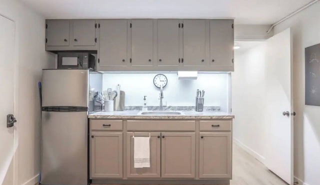 Bright and Cheery, Private Basement Apartment!