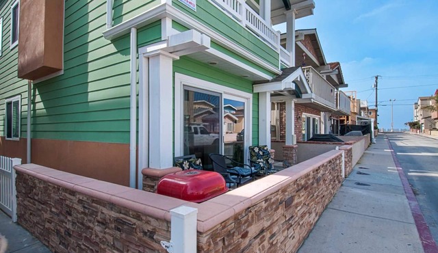 Bright and Cheery and Green.a beautiful lower unit with lots of personality!