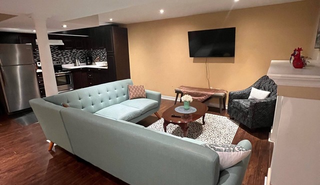 Bright and Clean Basement Apartment,5 min to Lakes.