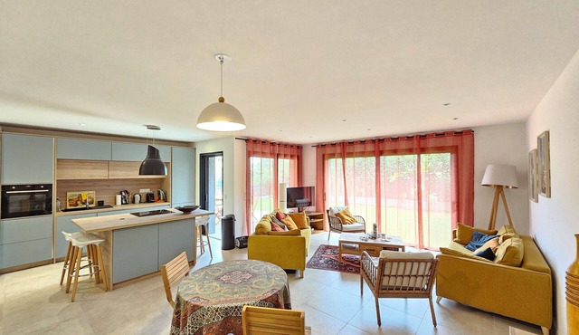 Bright and comfortable apartment with private garden 50 m from the sea