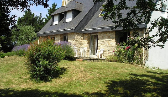 Bright and comfortable house in a quiet area in a wooded park near the beaches.