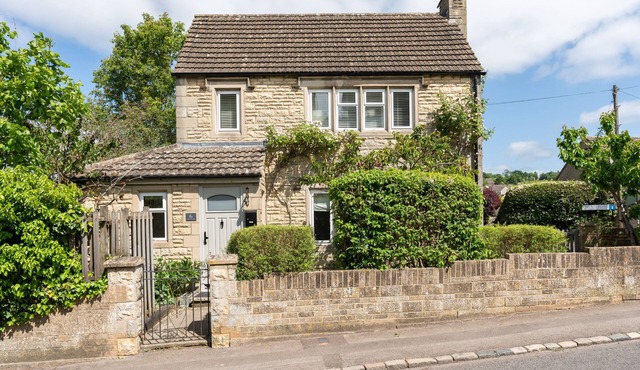 Bright and cosy two bedroom holiday cottage with wood burning stove - Hillcrest Cottage