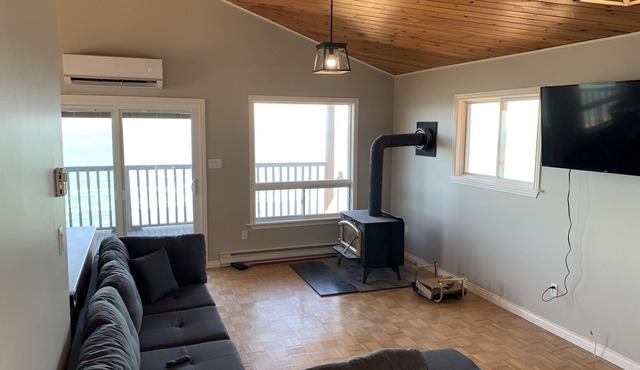 Bright and cozy cottage overlooking the worlds highest tides