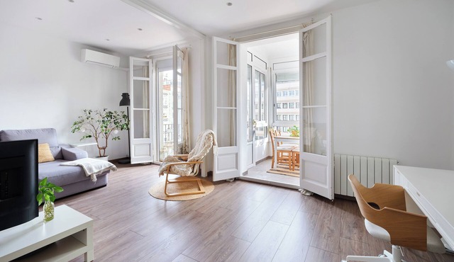 Bright and Cozy 2-Bedroom Flat in Central Eixample, Barcelona