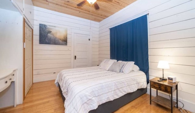 Bright and Cozy 2 Bedroom Cottage w/Amenities