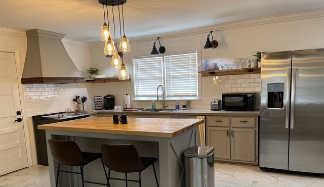 Bright and Cozy Newly Renovated Home- sleeps 8!