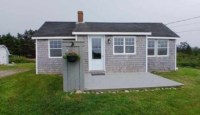Bright and Cozy Oceanview Cottage - minutes from white-sand beaches