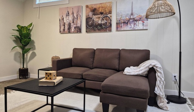 Bright and cozy private suite near airport