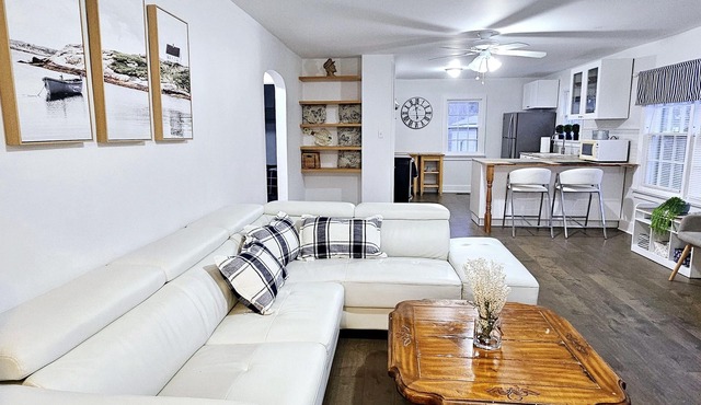 Bright and cozy riverfront home in the heart of Canada's Prettiest Little Town!