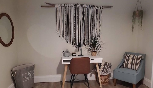 Bright and cozy studio apartment in detached house in the heart of Greektown.