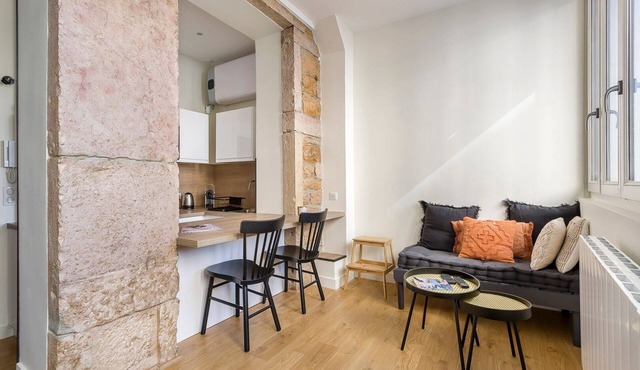 Bright and cozy studio in an arty neighborhood