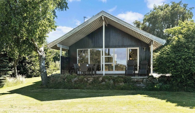 Bright and cozy summer house with sea view