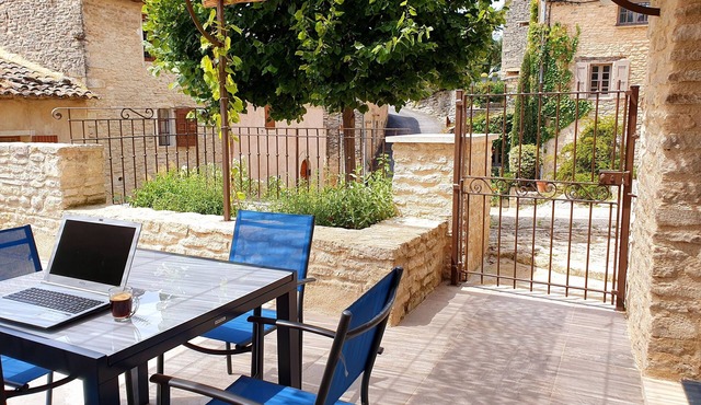 Bright and functional village house in the Luberon, in Goult