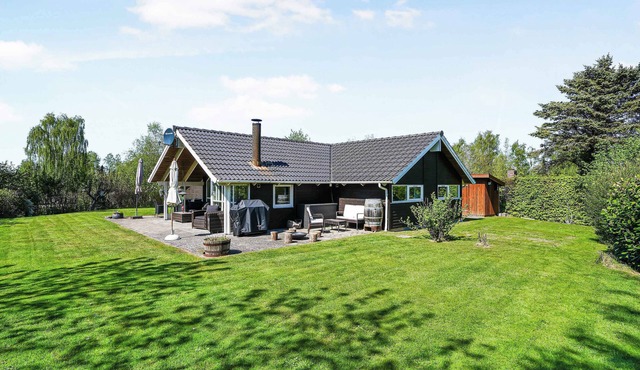 Bright and inviting summer house in North Zealand