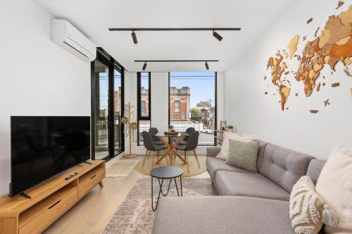 Bright and Modern 1BR Apt with Balcony and Car Park