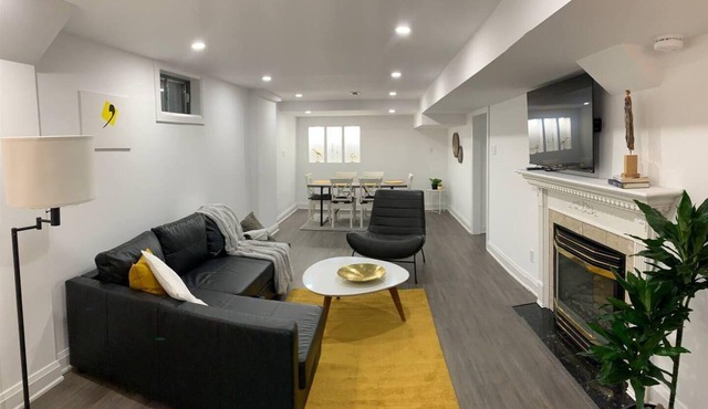 Bright and Modern 2BR Apartment, Adventure-Local Delights Await! Family & Group