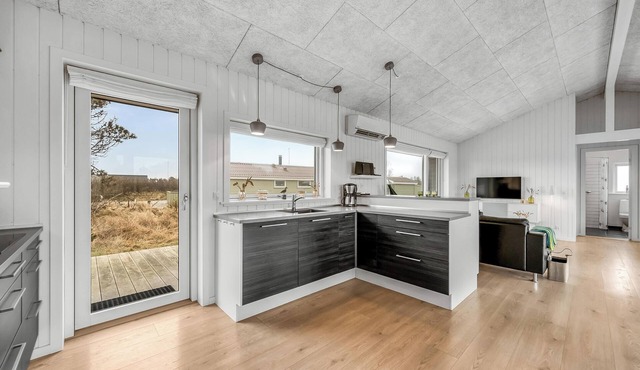 Bright and modern holiday home - 1026