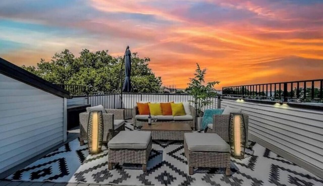 Bright and Modern Lux Rooftop Retreat w/NYC Views!n