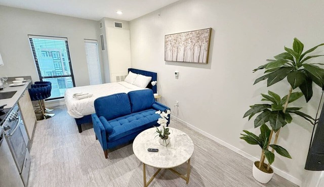 Bright and Modern Oasis – Your Home Away From Home!