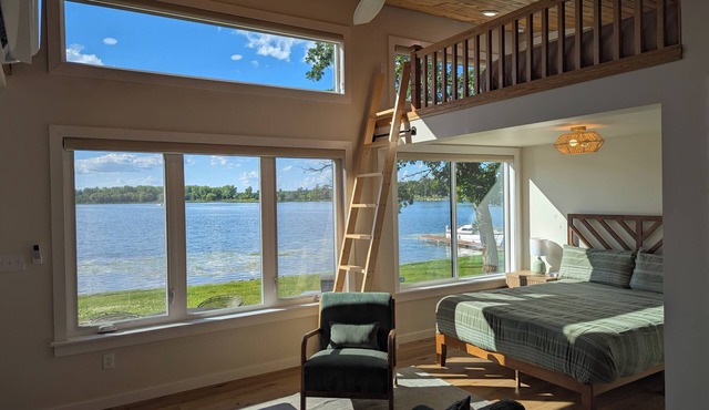 Bright and modern tiny home on the lake!