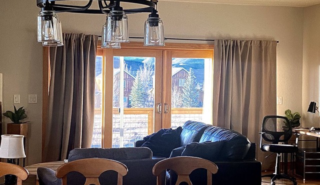 Bright and open 2 story, 3 bedroom townhome