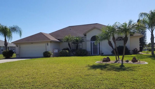 Bright and open home with southern exposure in Rotonda West. A tropical getaway!