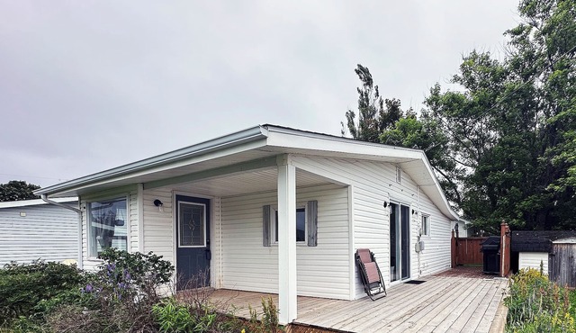 Bright and peaceful cottage - short walk from the beach!