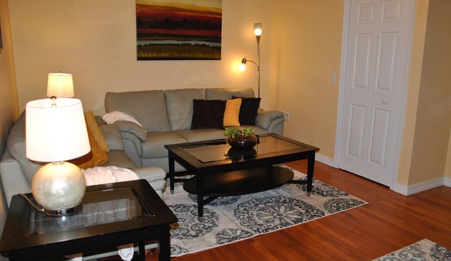 Bright and quaint 2-bedroom apartment with WiFi, AC in charming Elmira