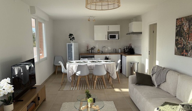 Bright and quiet apartment near attractions