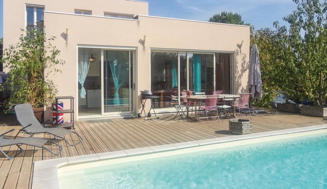 Bright and spacious cottage with private pool on the outskirts of the quiet village of Cazouls d'Her