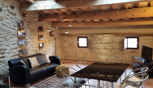 Bright and spacious 2-bedroom apartment in charming Nézignan-l'Évêque awaits you