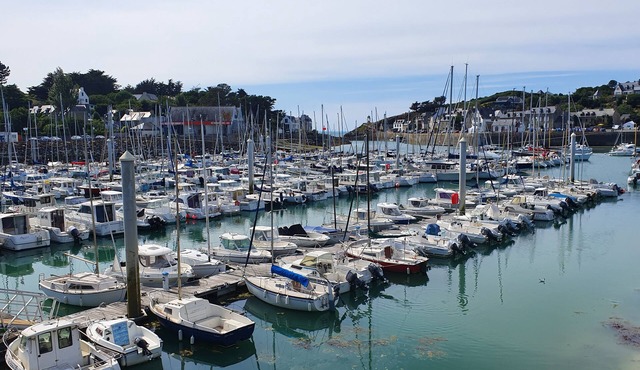 Bright and spacious family home near beach and marina