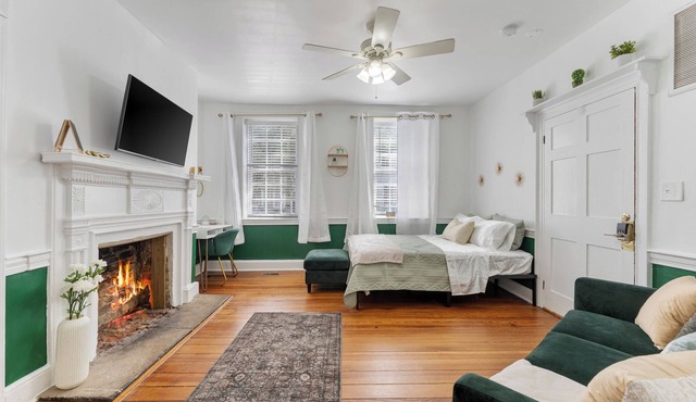 Bright and Spacious Studio in Heart of FXBG