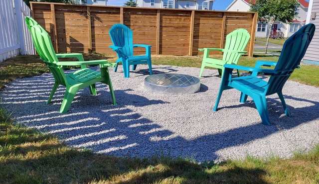 Bright and spacious home located minutes to downtown & Galway shopping district.