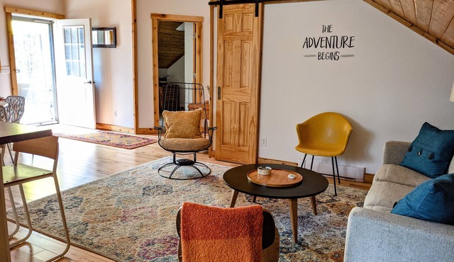 Bright and spacious, modern carriage house apartment. WiFi. 2 miles from town.